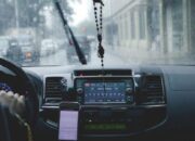 Berkendara aman dengan mobil listrik saat musim hujan
